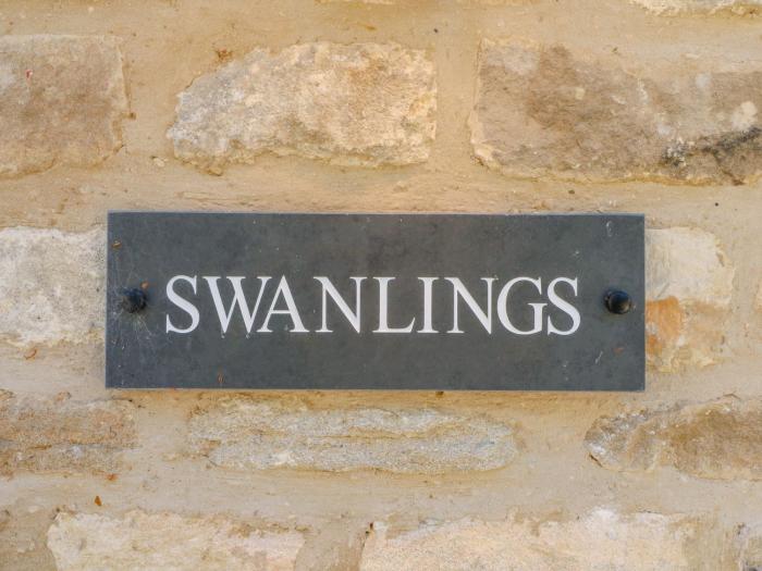 Swanlings, Burford, Oxfordshire. In the Cotswolds AONB. Close to amenities and a river. Ground-floor