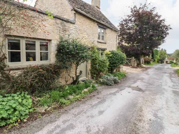 Cosy Cottage, Burford, Oxfordshire. Character cottage. Original features. Woodburning stove. One pet