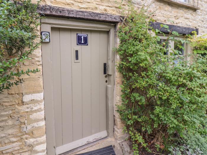 Cosy Cottage, Burford, Oxfordshire. Character cottage. Original features. Woodburning stove. One pet