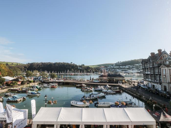 Quayside is in Dartmouth in Devon. In the South Devon AONB. Harbour views. Smart TV. Permit parking.