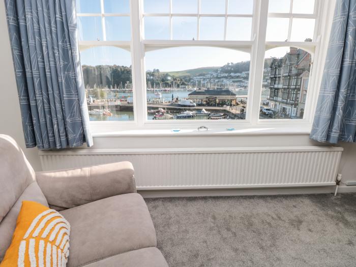 Quayside is in Dartmouth in Devon. In the South Devon AONB. Harbour views. Smart TV. Permit parking.