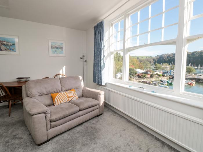 Quayside is in Dartmouth in Devon. In the South Devon AONB. Harbour views. Smart TV. Permit parking.