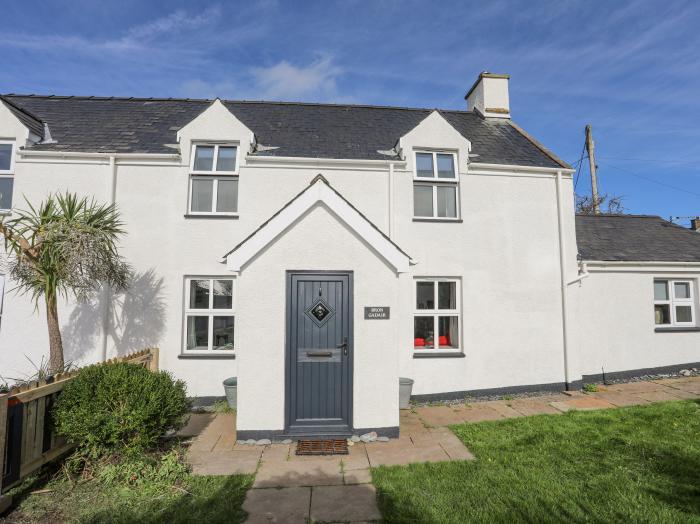 Bron Gadair, Mynytho near Llanbedrog, Gwynedd. Pet-friendly. Woodburning stove. TV. WiFi. Oven. Hob.