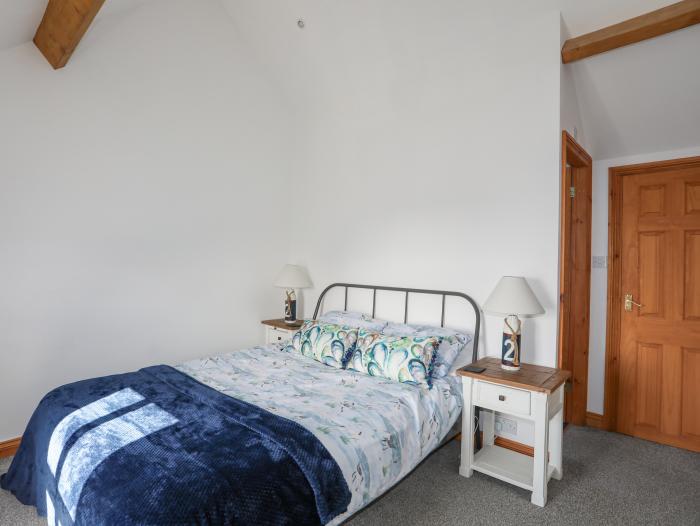 Bron Gadair, Mynytho near Llanbedrog, Gwynedd. Pet-friendly. Woodburning stove. TV. WiFi. Oven. Hob.