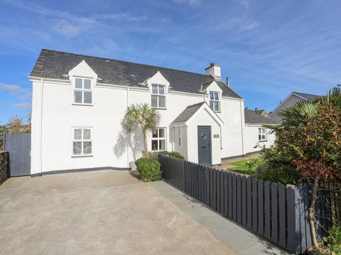 Bron Gadair, Mynytho near Llanbedrog, Gwynedd. Pet-friendly. Woodburning stove. TV. WiFi. Oven. Hob.