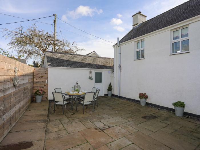 Bron Gadair, Mynytho near Llanbedrog, Gwynedd. Pet-friendly. Woodburning stove. TV. WiFi. Oven. Hob.