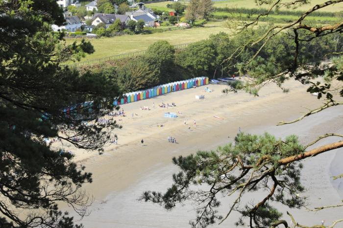 Bron Gadair, Mynytho near Llanbedrog, Gwynedd. Pet-friendly. Woodburning stove. TV. WiFi. Oven. Hob.