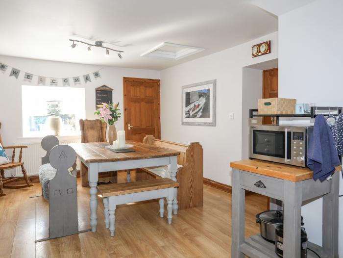 Bron Gadair, Mynytho near Llanbedrog, Gwynedd. Pet-friendly. Woodburning stove. TV. WiFi. Oven. Hob.