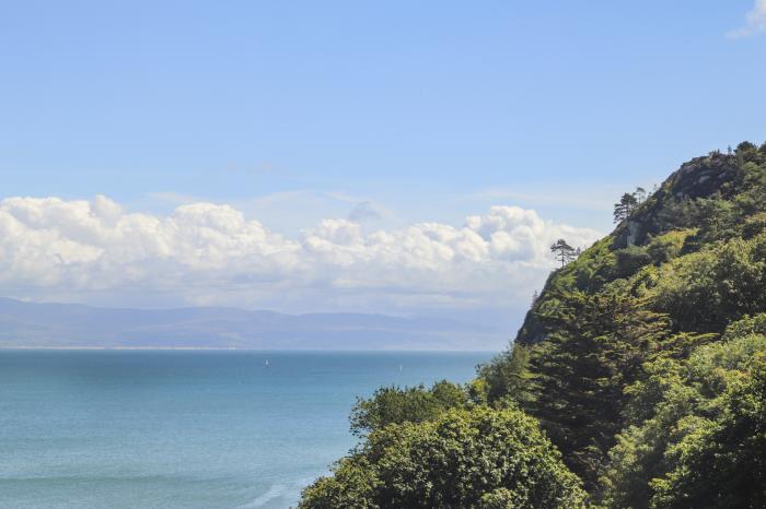 Bron Gadair, Mynytho near Llanbedrog, Gwynedd. Pet-friendly. Woodburning stove. TV. WiFi. Oven. Hob.