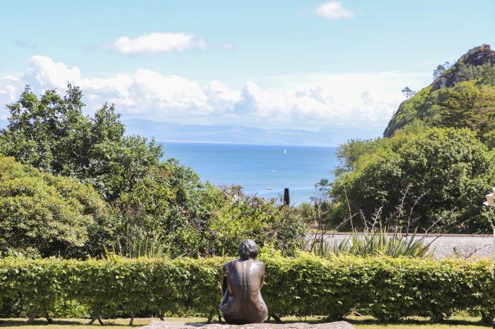 Bron Gadair, Mynytho near Llanbedrog, Gwynedd. Pet-friendly. Woodburning stove. TV. WiFi. Oven. Hob.