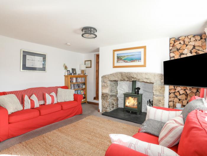 Bron Gadair, Mynytho near Llanbedrog, Gwynedd. Pet-friendly. Woodburning stove. TV. WiFi. Oven. Hob.