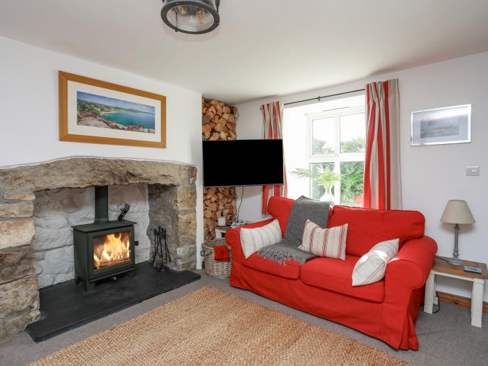 Bron Gadair, Mynytho near Llanbedrog, Gwynedd. Pet-friendly. Woodburning stove. TV. WiFi. Oven. Hob.