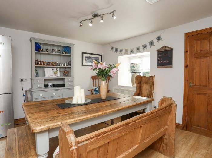 Bron Gadair, Mynytho near Llanbedrog, Gwynedd. Pet-friendly. Woodburning stove. TV. WiFi. Oven. Hob.