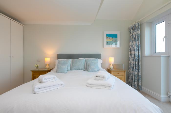 Wavetop is in Carbis Bay, Cornwall. Penthouse apartment with stunning sea views. Near beach. Stylish