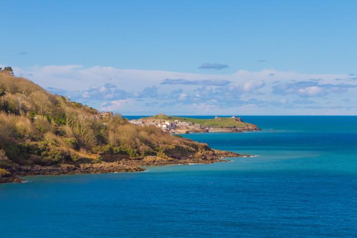 Wavetop is in Carbis Bay, Cornwall. Penthouse apartment with stunning sea views. Near beach. Stylish