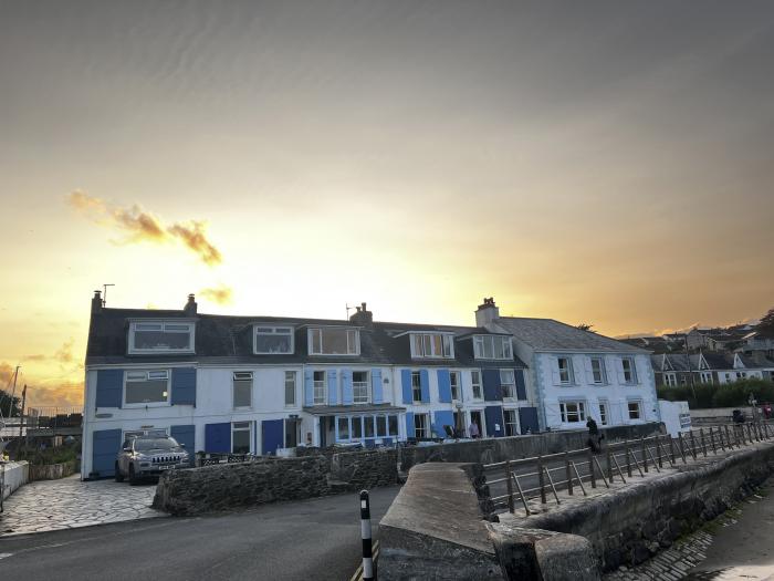 Waves End, Portmellon nr Mevagissey, Cornwall. Close to beach. Sea views. Romantic. Couples retreat.