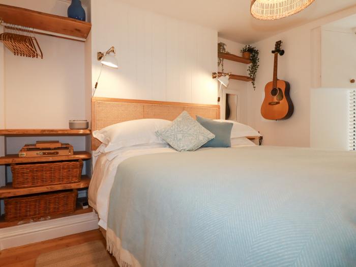 Waves End, Portmellon nr Mevagissey, Cornwall. Close to beach. Sea views. Romantic. Couples retreat.