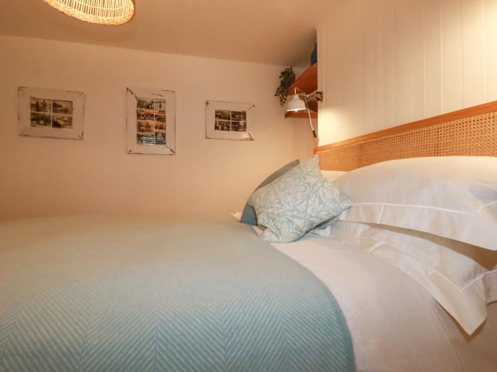 Waves End, Portmellon nr Mevagissey, Cornwall. Close to beach. Sea views. Romantic. Couples retreat.