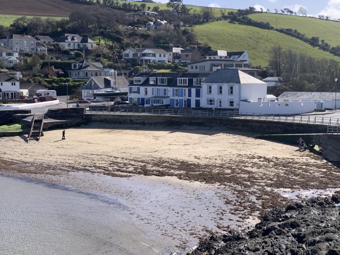 Waves End, Portmellon nr Mevagissey, Cornwall. Close to beach. Sea views. Romantic. Couples retreat.