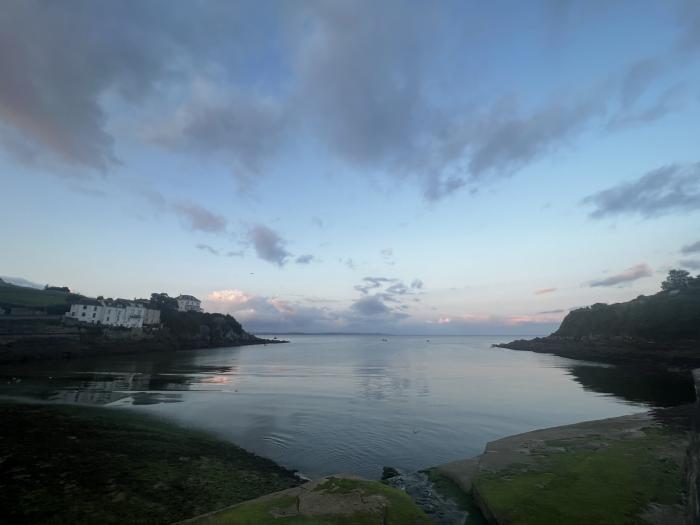 Waves End, Portmellon nr Mevagissey, Cornwall. Close to beach. Sea views. Romantic. Couples retreat.