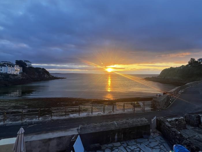 Waves End, Portmellon nr Mevagissey, Cornwall. Close to beach. Sea views. Romantic. Couples retreat.