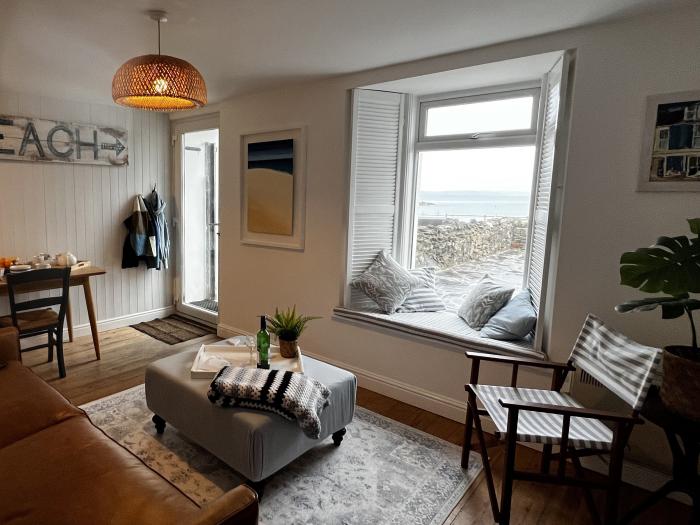 Waves End, Portmellon nr Mevagissey, Cornwall. Close to beach. Sea views. Romantic. Couples retreat.