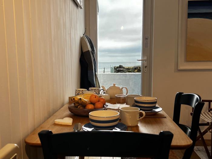 Waves End, Portmellon nr Mevagissey, Cornwall. Close to beach. Sea views. Romantic. Couples retreat.