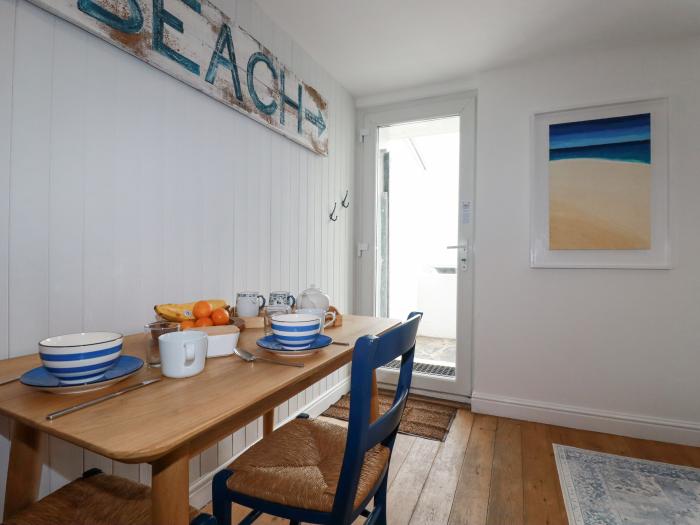 Waves End, Portmellon nr Mevagissey, Cornwall. Close to beach. Sea views. Romantic. Couples retreat.