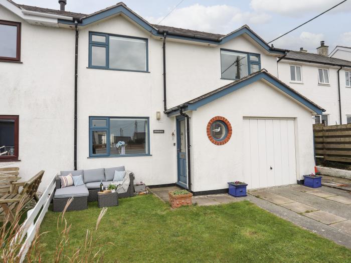 Wingelock in Rhosneigr, Anglesey. Close to local amenities and a beach. Dog-friendly. Smart TV. 3bed