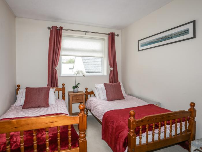 Wingelock in Rhosneigr, Anglesey. Close to local amenities and a beach. Dog-friendly. Smart TV. 3bed