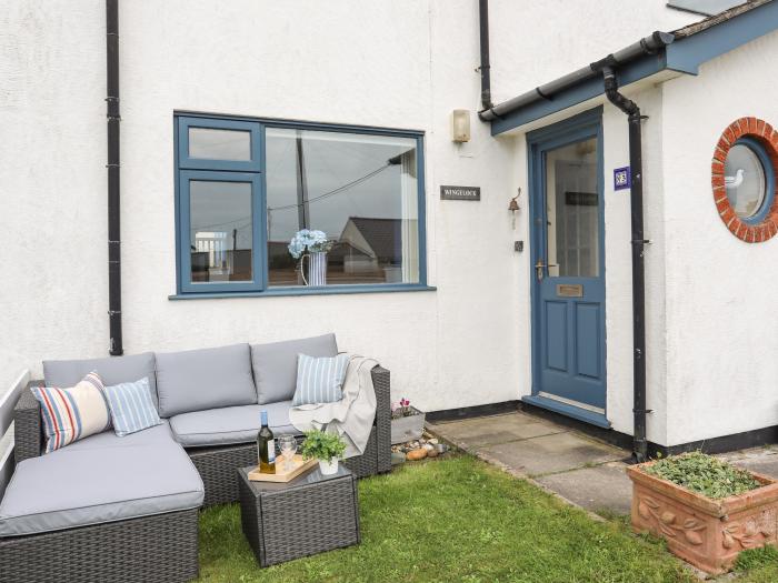 Wingelock in Rhosneigr, Anglesey. Close to local amenities and a beach. Dog-friendly. Smart TV. 3bed