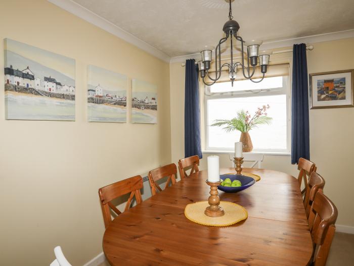 Wingelock in Rhosneigr, Anglesey. Close to local amenities and a beach. Dog-friendly. Smart TV. 3bed