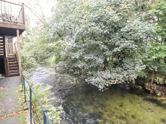 Riverbank, Grasmere, Cumbria. Duplex apartment, set in a national park. Near amenities. Pet-friendly