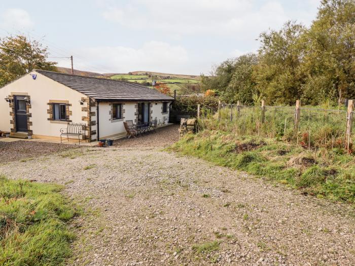 Scar Top Mistal, Oldfield near Haworth, West Yorkshire. Hot tub. Countryside views. Romantic. Rural.