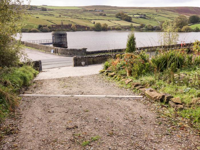 Scar Top Mistal, Oldfield near Haworth, West Yorkshire. Hot tub. Countryside views. Romantic. Rural.