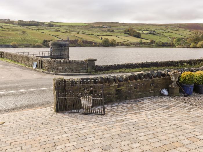 Scar Top Mistal, Oldfield near Haworth, West Yorkshire. Hot tub. Countryside views. Romantic. Rural.