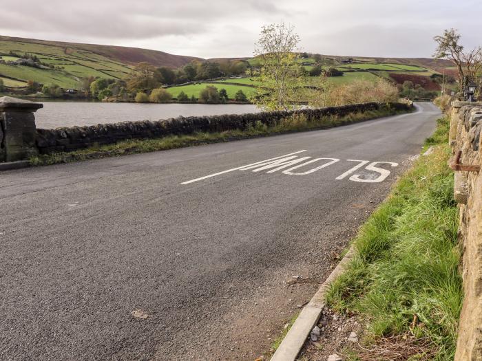 Scar Top Mistal, Oldfield near Haworth, West Yorkshire. Hot tub. Countryside views. Romantic. Rural.