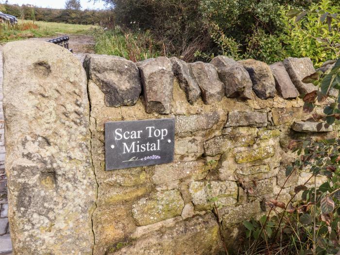 Scar Top Mistal, Oldfield near Haworth, West Yorkshire. Hot tub. Countryside views. Romantic. Rural.