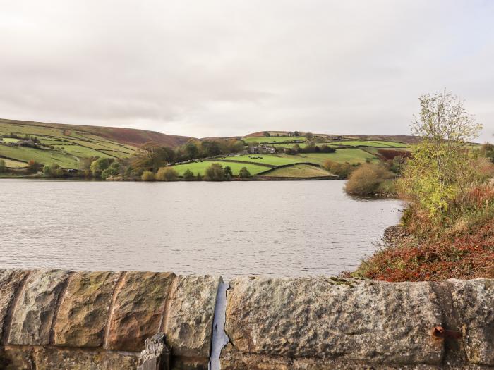 Scar Top Mistal, Oldfield near Haworth, West Yorkshire. Hot tub. Countryside views. Romantic. Rural.