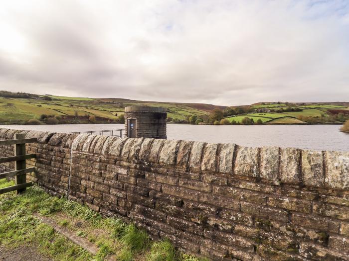 Scar Top Mistal, Oldfield near Haworth, West Yorkshire. Hot tub. Countryside views. Romantic. Rural.