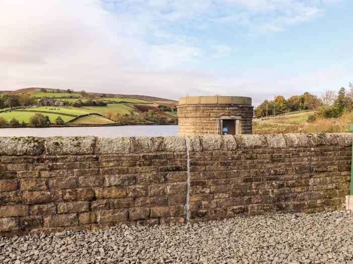 Scar Top Mistal, Oldfield near Haworth, West Yorkshire. Hot tub. Countryside views. Romantic. Rural.