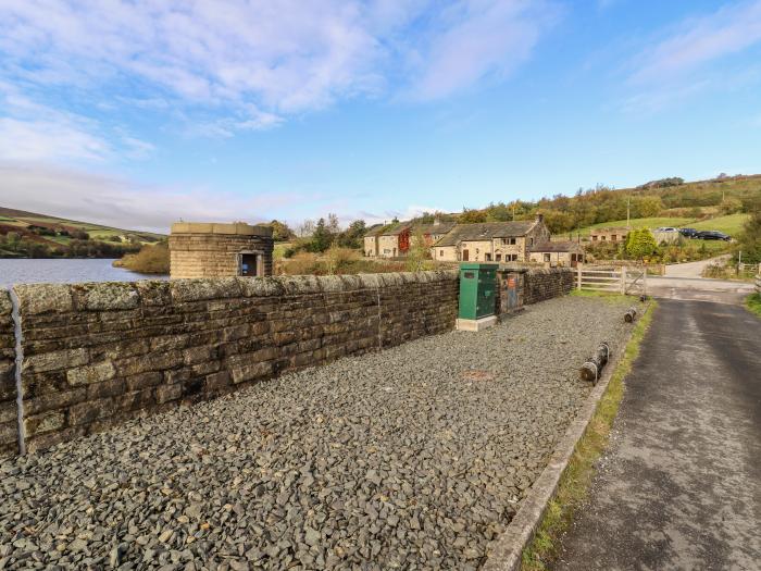 Scar Top Mistal, Oldfield near Haworth, West Yorkshire. Hot tub. Countryside views. Romantic. Rural.