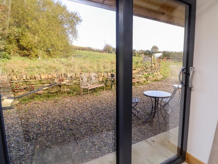 Scar Top Mistal, Oldfield near Haworth, West Yorkshire. Hot tub. Countryside views. Romantic. Rural.