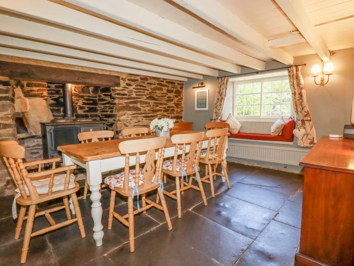 Meadowside, Burlawn, near Wadebridge, Cornwall. Off-road parking. Pet-friendly. Woodburner. WiFi. TV