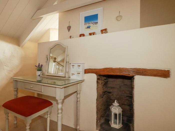 Meadowside, Burlawn, near Wadebridge, Cornwall. Off-road parking. Pet-friendly. Woodburner. WiFi. TV