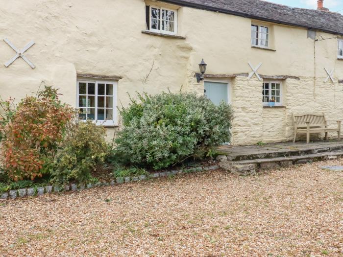 Meadowside, Burlawn, near Wadebridge, Cornwall. Off-road parking. Pet-friendly. Woodburner. WiFi. TV