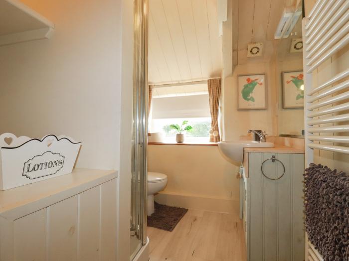 Meadowside, Burlawn, near Wadebridge, Cornwall. Off-road parking. Pet-friendly. Woodburner. WiFi. TV