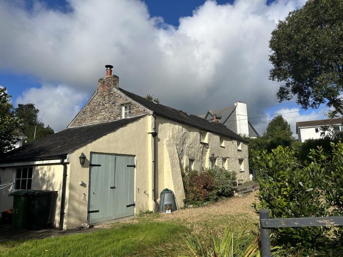 Meadowside, Burlawn, near Wadebridge, Cornwall. Off-road parking. Pet-friendly. Woodburner. WiFi. TV