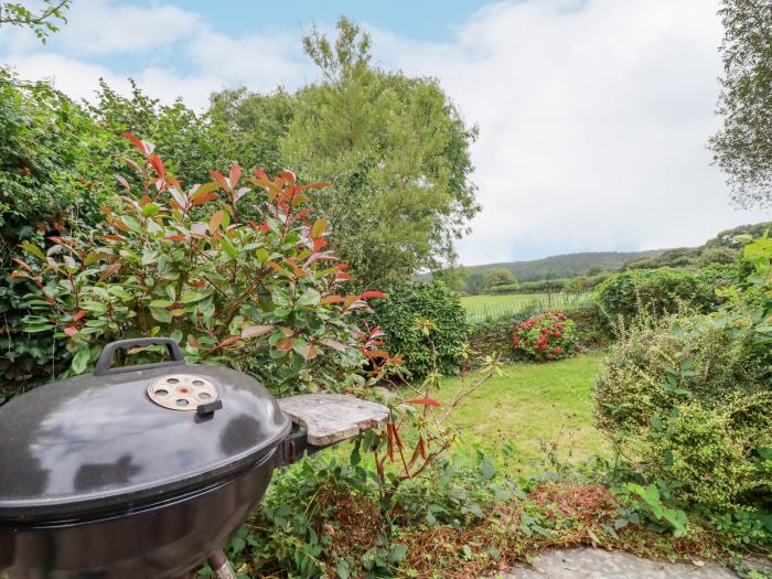 Meadowside, Burlawn, near Wadebridge, Cornwall. Off-road parking. Pet-friendly. Woodburner. WiFi. TV