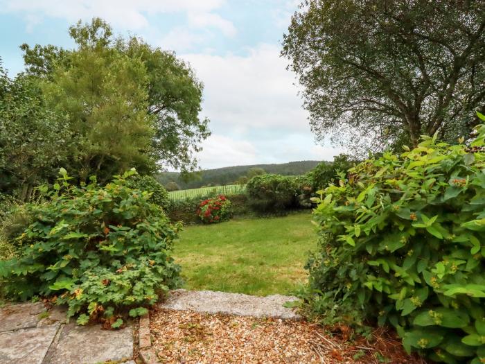 Meadowside, Burlawn, near Wadebridge, Cornwall. Off-road parking. Pet-friendly. Woodburner. WiFi. TV